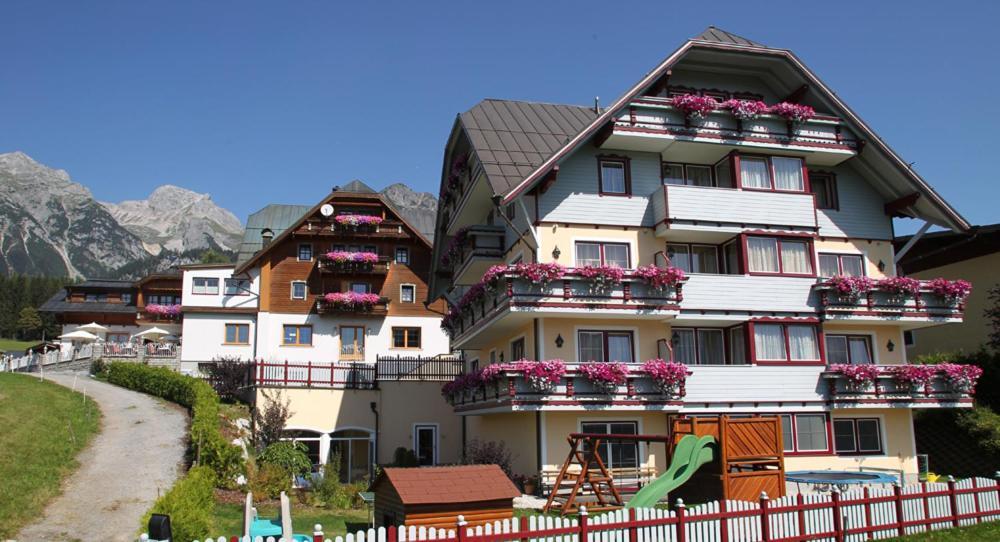 Hotel Neuwirt ラムサウ・アム・ダッハシュタイン エクステリア 写真